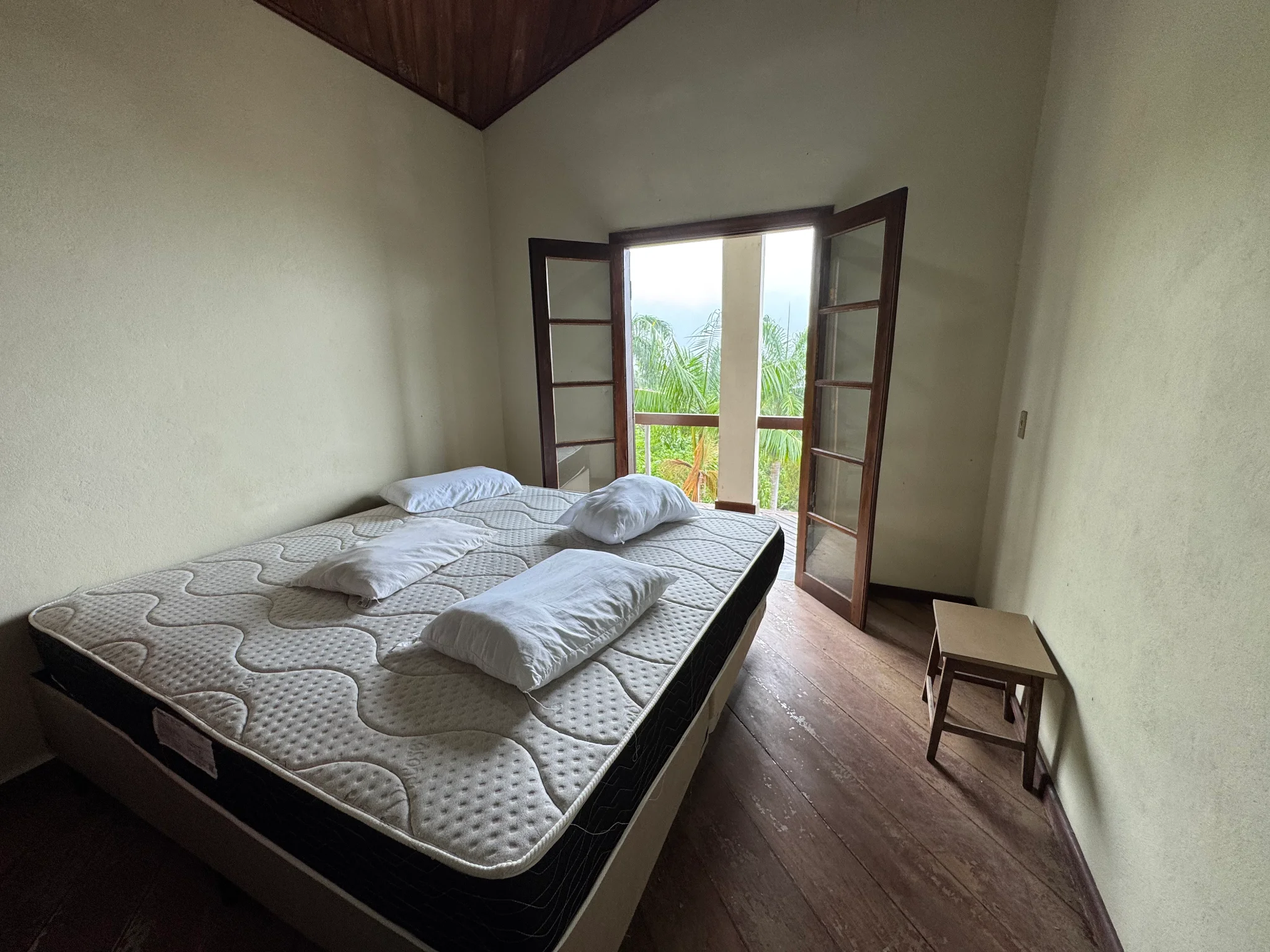 Casa à venda com 5 dormitórios no Condomínio Ponta das Toninhas em Ubatuba/SP. 