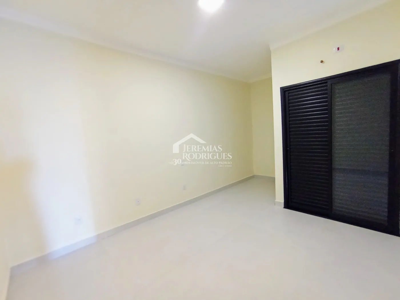 Casa para venda e locação com 3 dormitórios no Bosque da Imperatriz em Pindamonhangaba/SP.