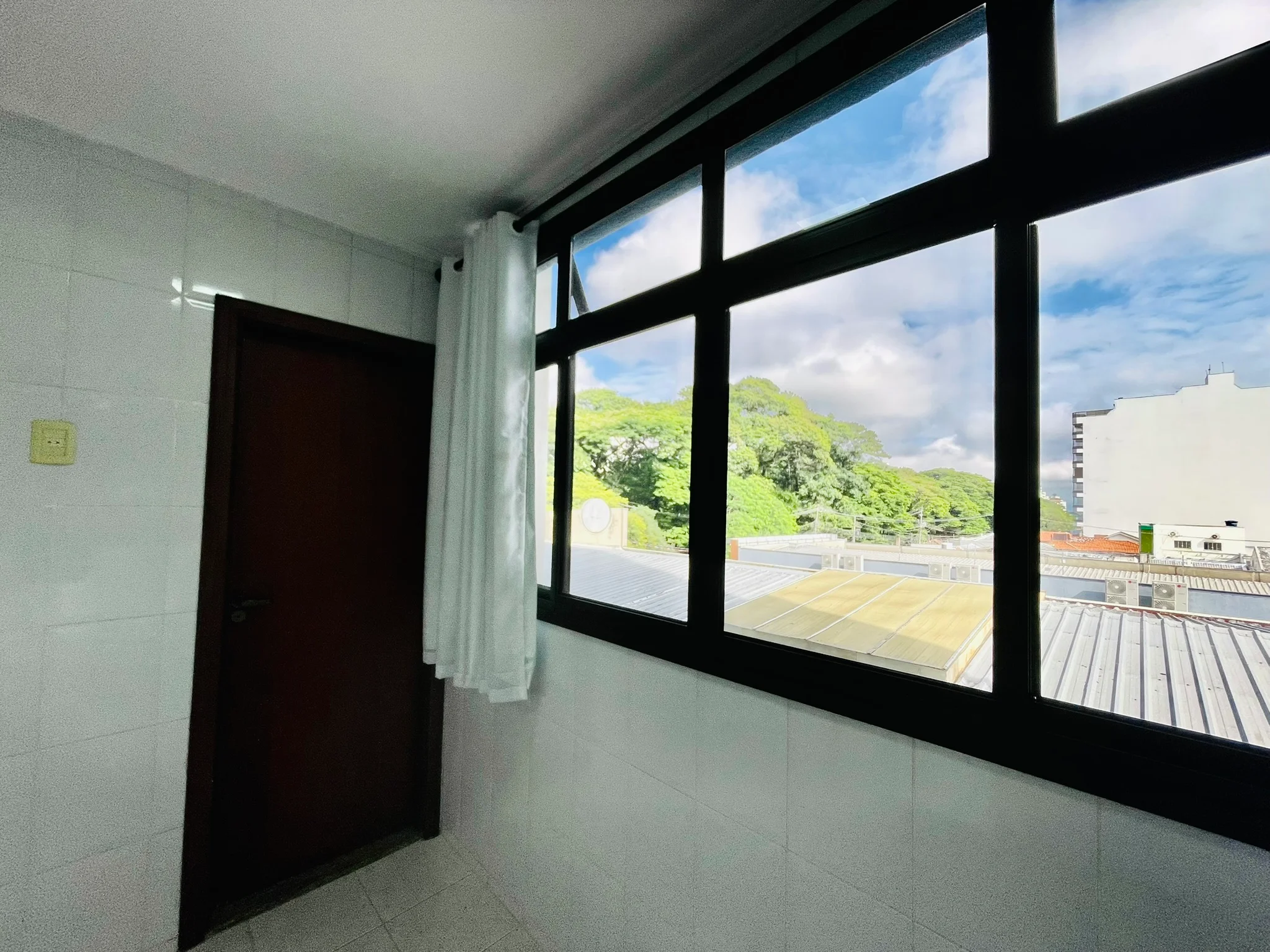 Apartamento para venda com 5 dormitórios no Edifício Olimpia em Taubaté/SP. 