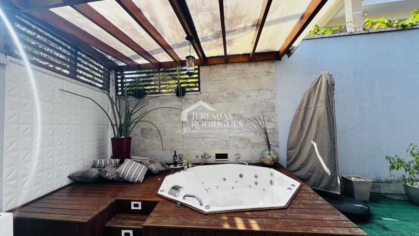 Casa à venda com 3 suítes no Condomínio Campos do Conde II Chambord em Tremembé/SP