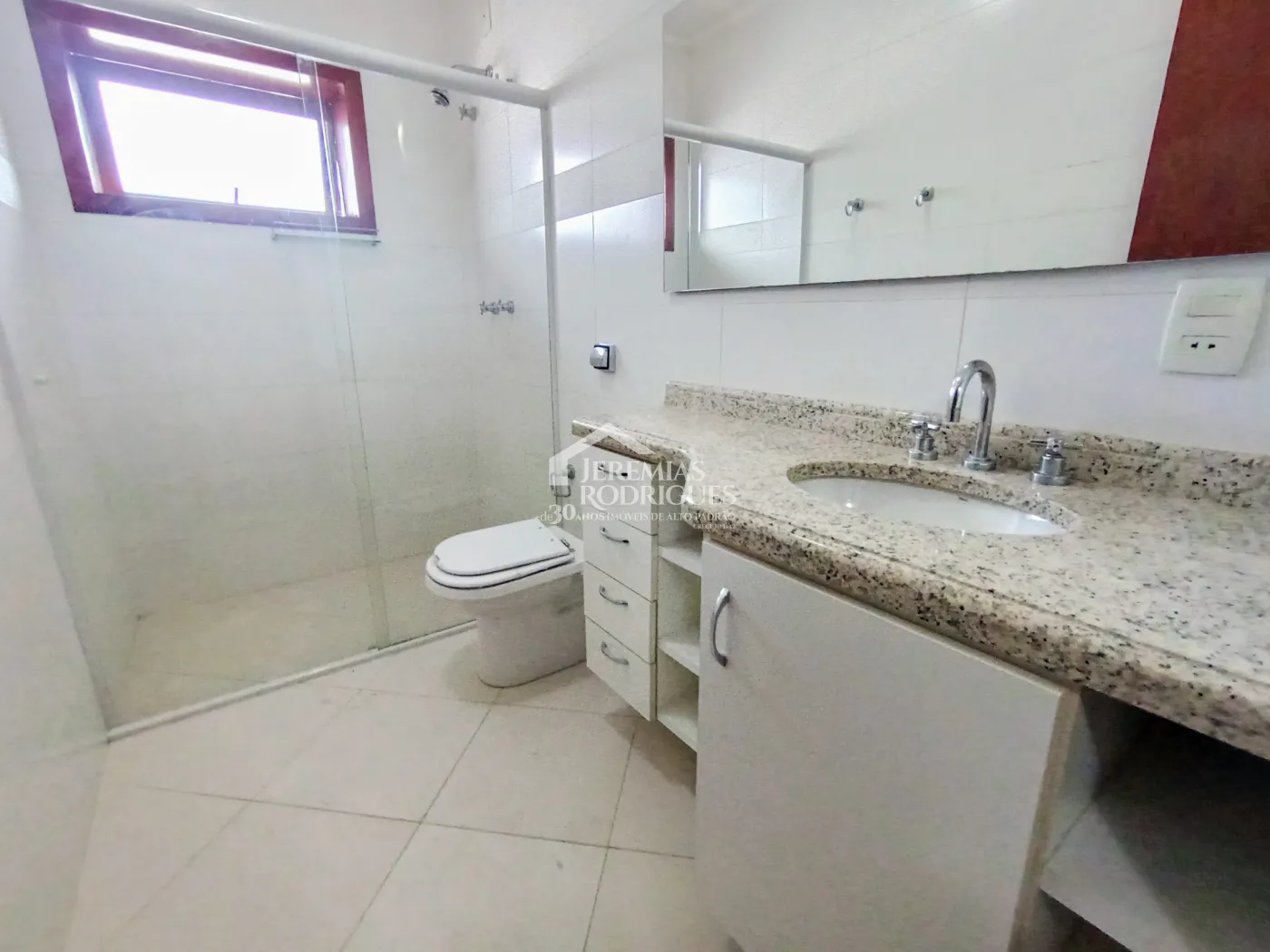 Casa à venda e locação com 4 suítes no Condomínio Colonial Village I em Pindamonhangaba/SP.