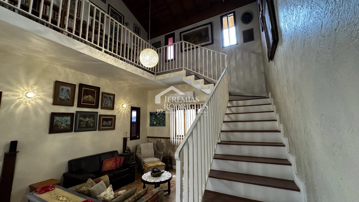 Casa assobradada à venda com 4 dormitórios no Condomínio Jardim das Hortênsias em Taubaté/SP.