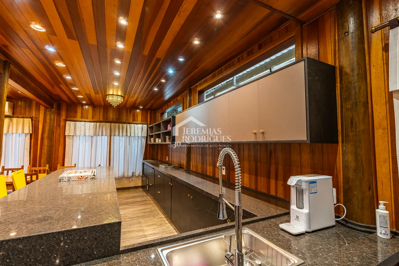 Casa com 5 suítes, 950 m² - Alto do Capivari - Campos do Jordão/SP