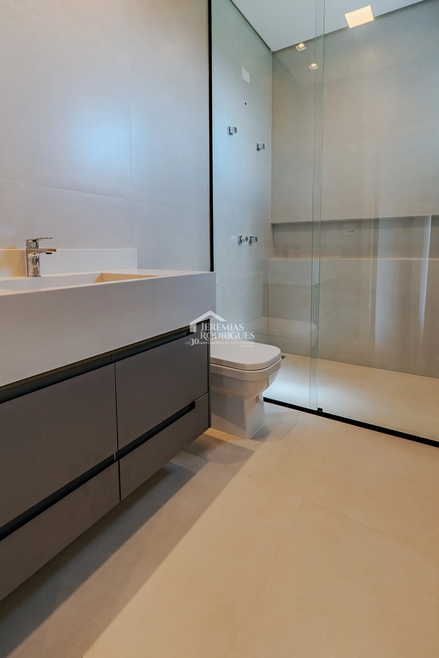 Casa à venda com 4 suítes no Condomínio Residencial Alphaville II em São José dos Campos/SP.