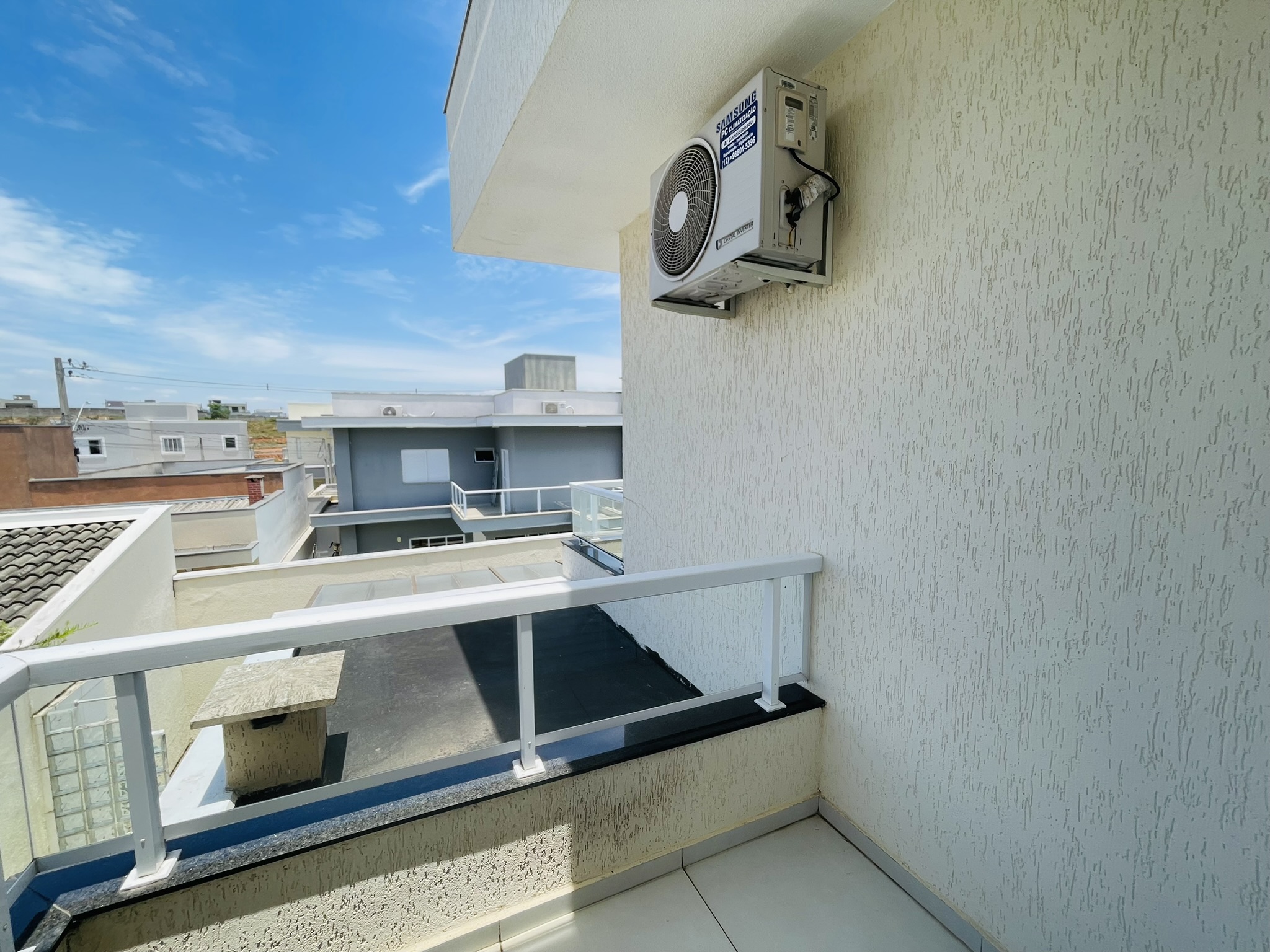 Casa à venda com 3 dormitórios no Condomínio Moema Ville em Pindamonhangaba/SP.