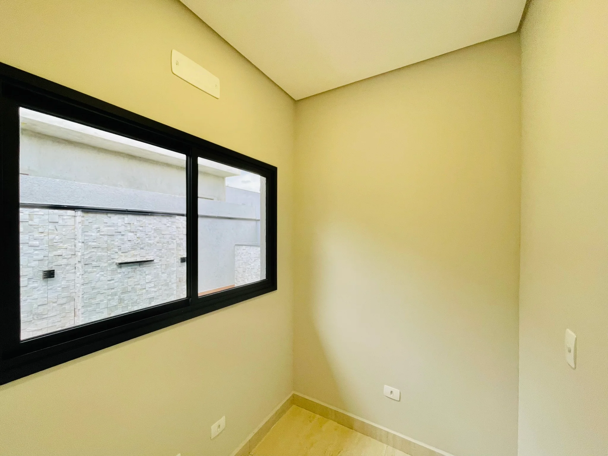 Casa à venda com 3 suítes no Condomínio Ouro Ville em Taubaté/SP. 