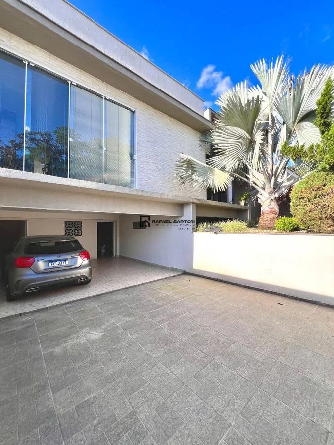 CASA COM PISCINA NO BAIRRO AMIZADE