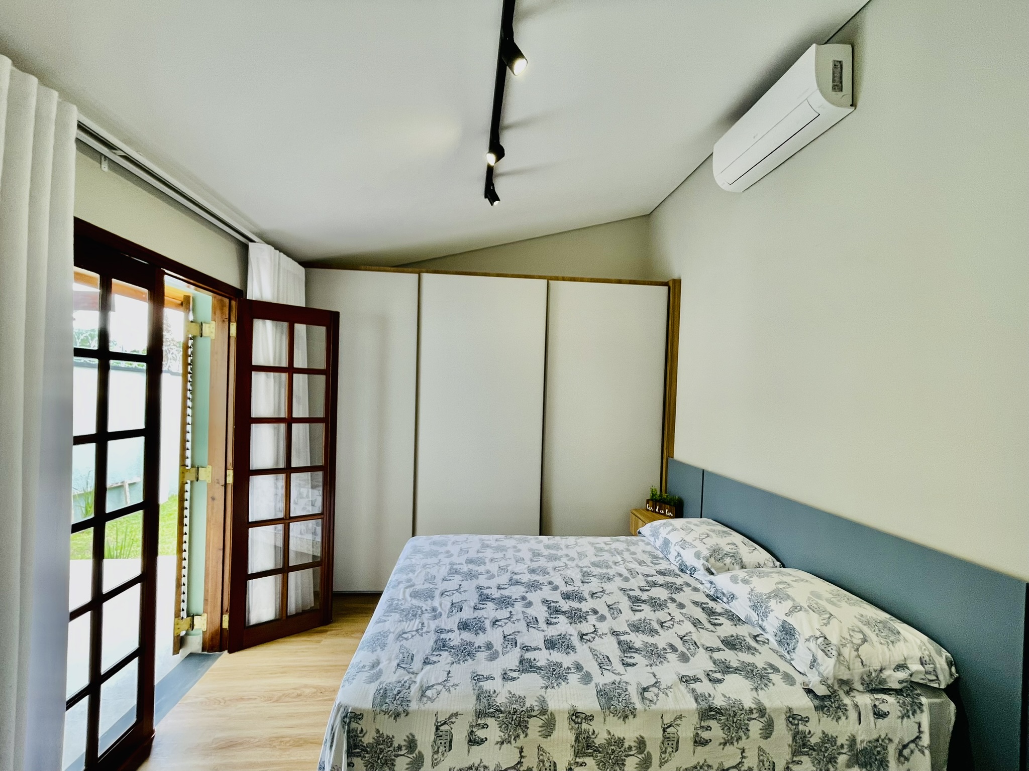 Casa à venda com 3 dormitórios no Condomínio Portal dos Ipês em Taubaté/SP.