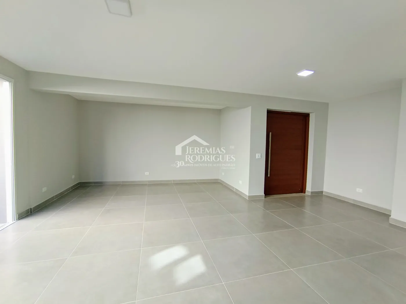 Casa à venda com 3 dormitórios no Condomínio Taubaté Village em Taubaté/SP.