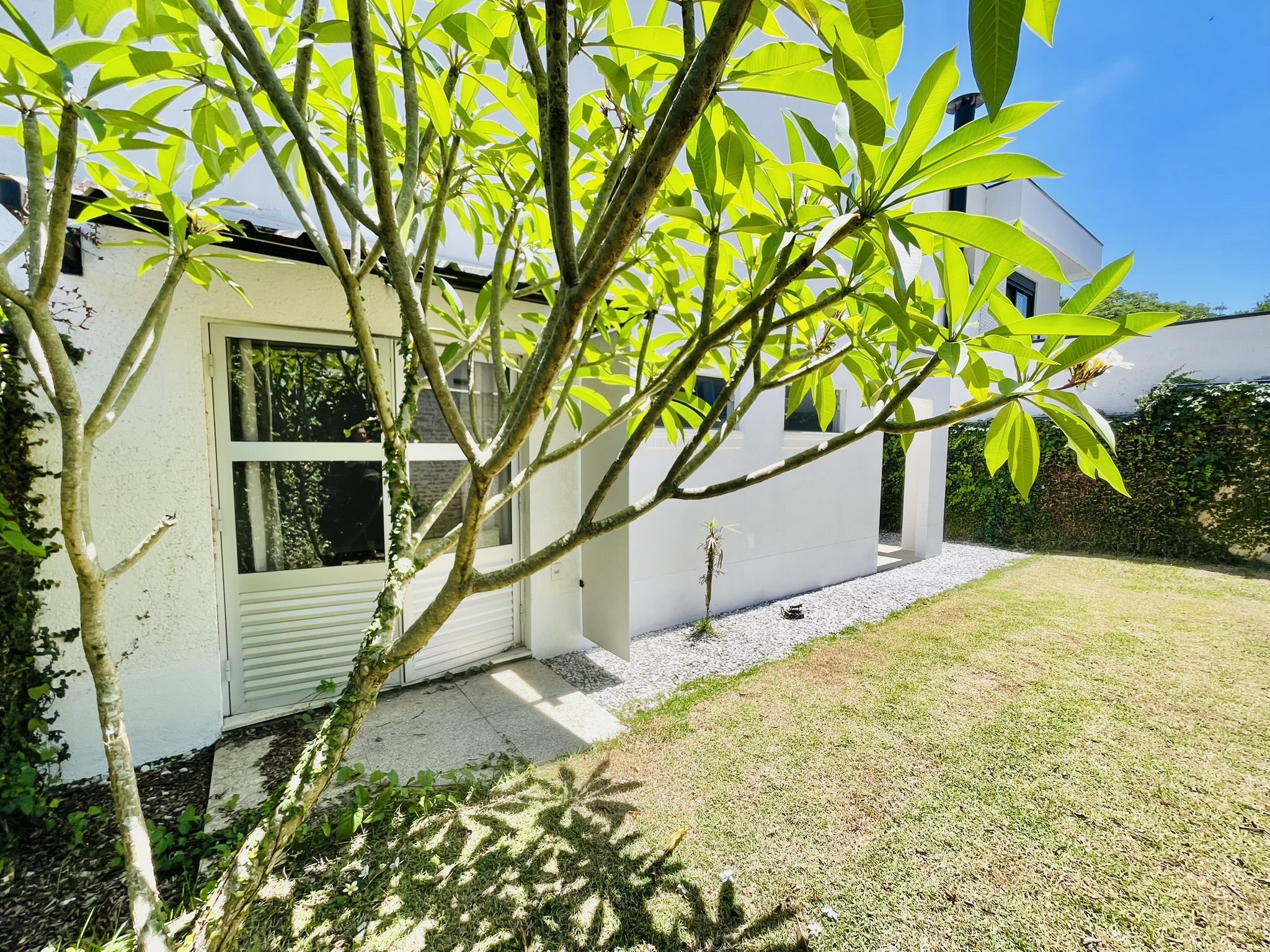 Casa à venda com 3 suítes no Condomínio Campos do Conde II em Tremembé/SP.