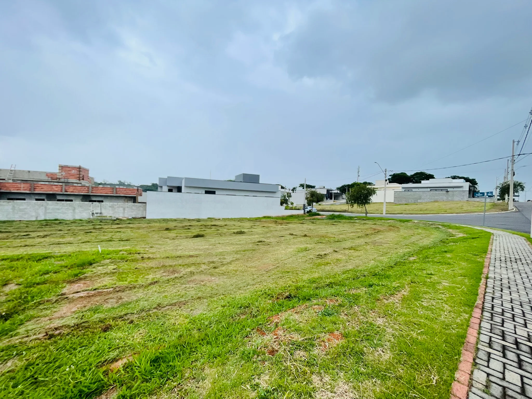 Terreno à venda com 374 m² no Condomínio Bosque do Imperador em Pindamonhangaba/SP. 