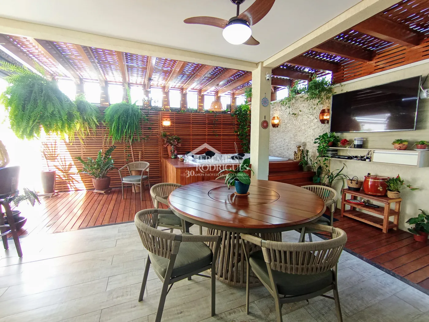 Casa para venda com 3 dormitórios no Condomínio Campos Do Conde II Versailles em Tremembé/SP