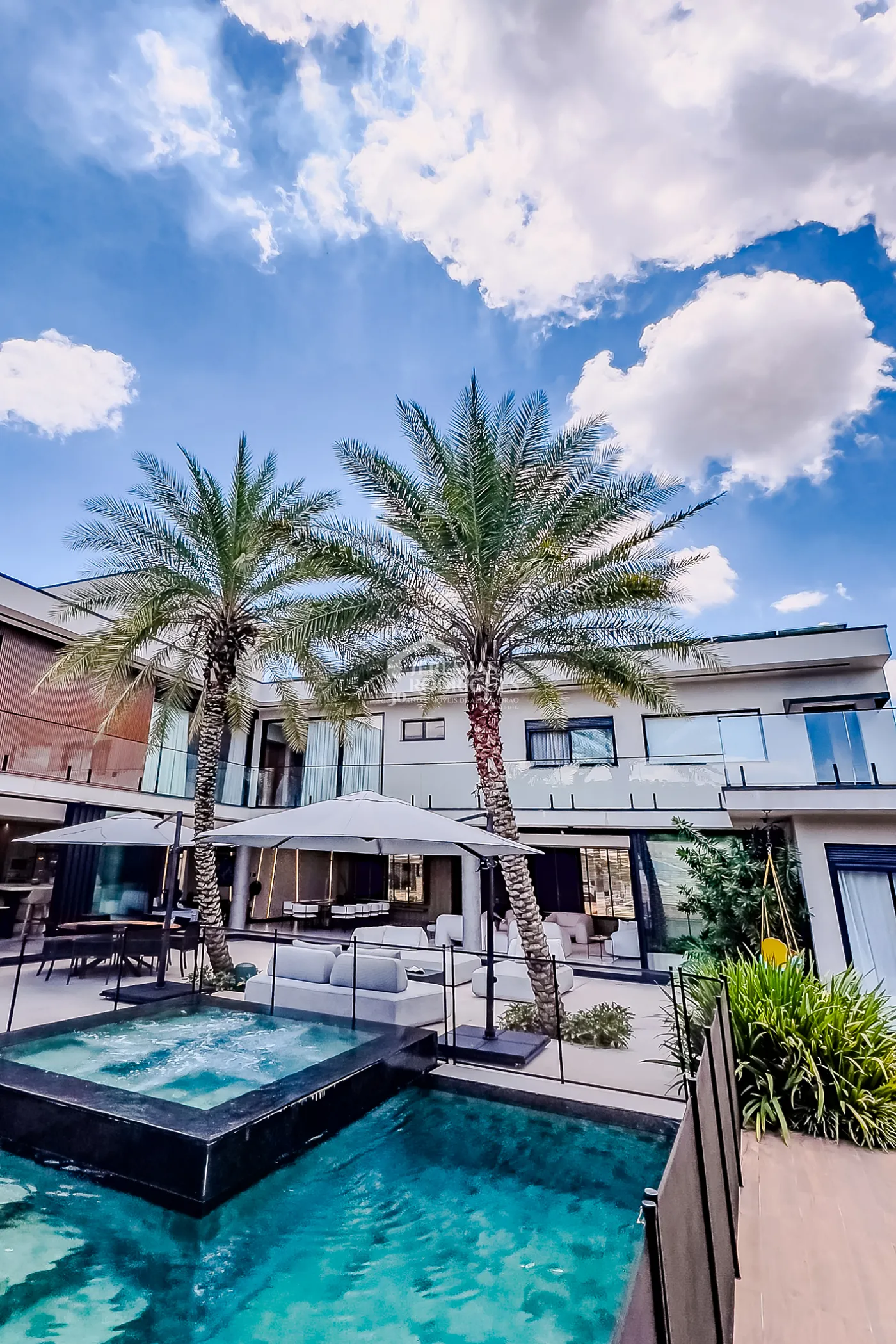 Casa à venda com 4 suítes no Condomínio Taubaté Village em Taubaté/SP.