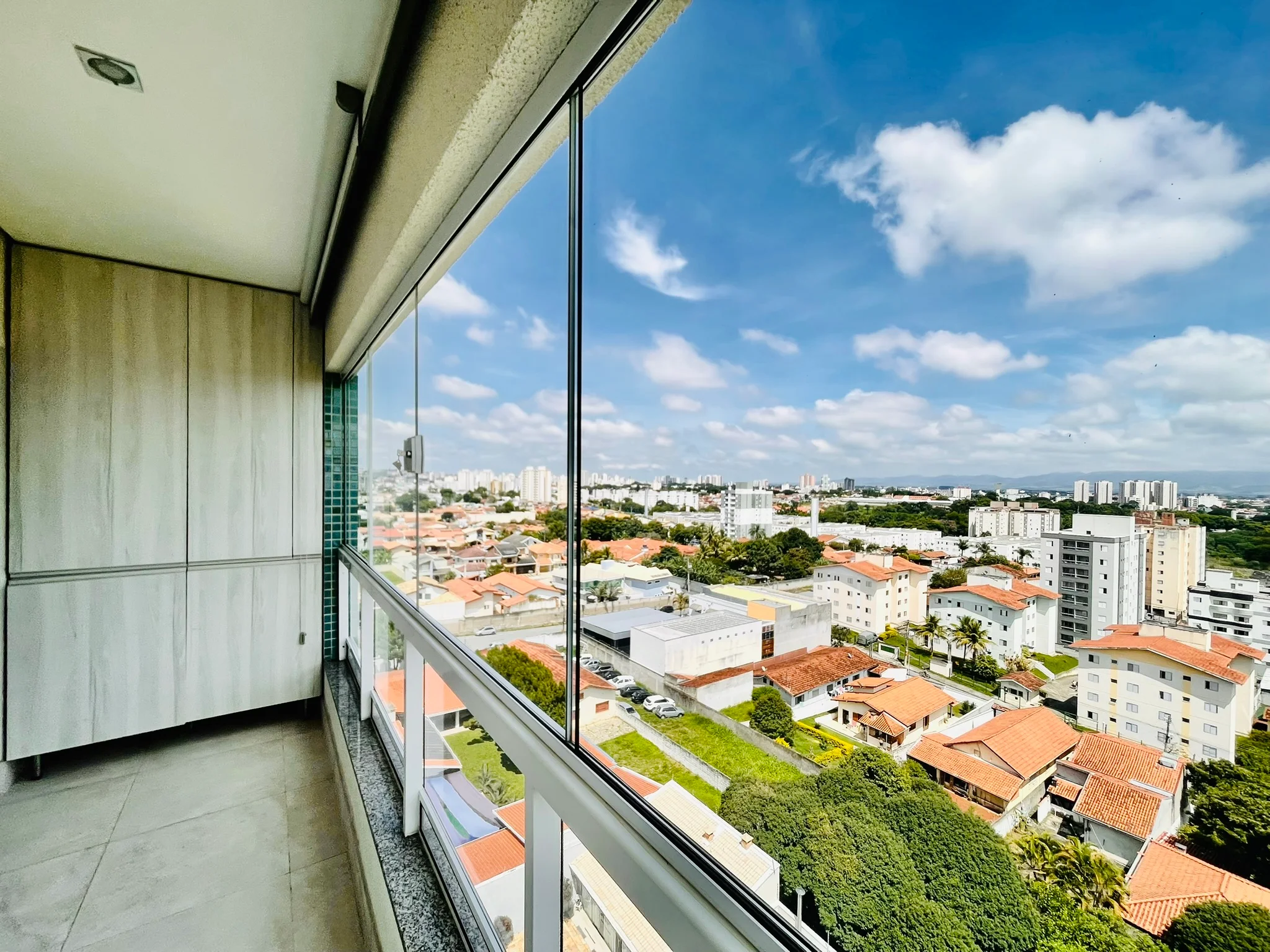 Cobertura duplex com 3 dormitórios no Condomínio Monte Castelo em  Taubaté/SP. 