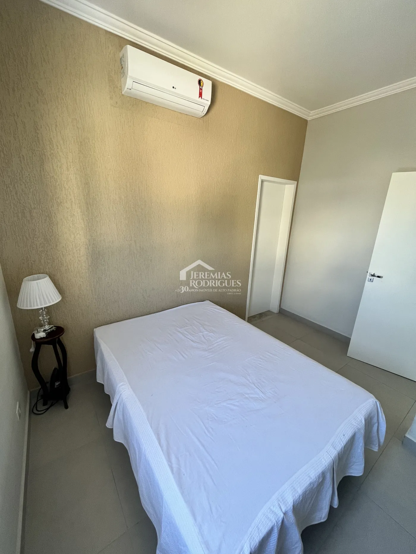 Casa assobradada à venda com 3 suítes no Condomínio Morada do Visconde em Tremembé /SP.