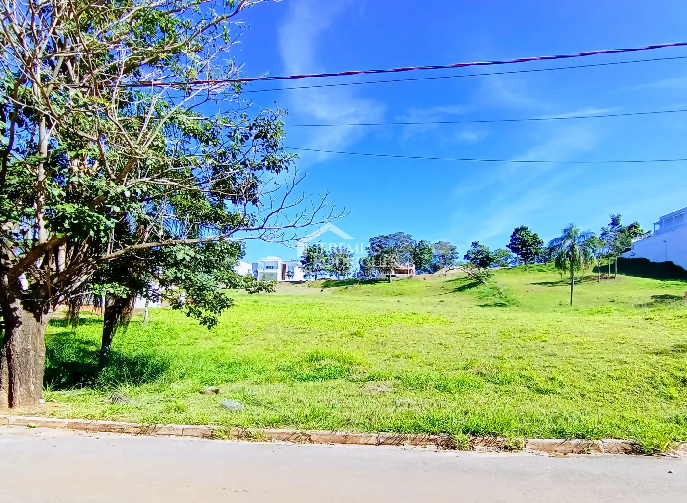 Terreno à venda com 1.139 m² no Condomínio Altos do Cataguá em Taubaté/SP.