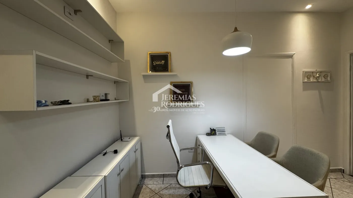 Sala comercial para venda e locação com 327 m² em Pindamonhangaba/SP.