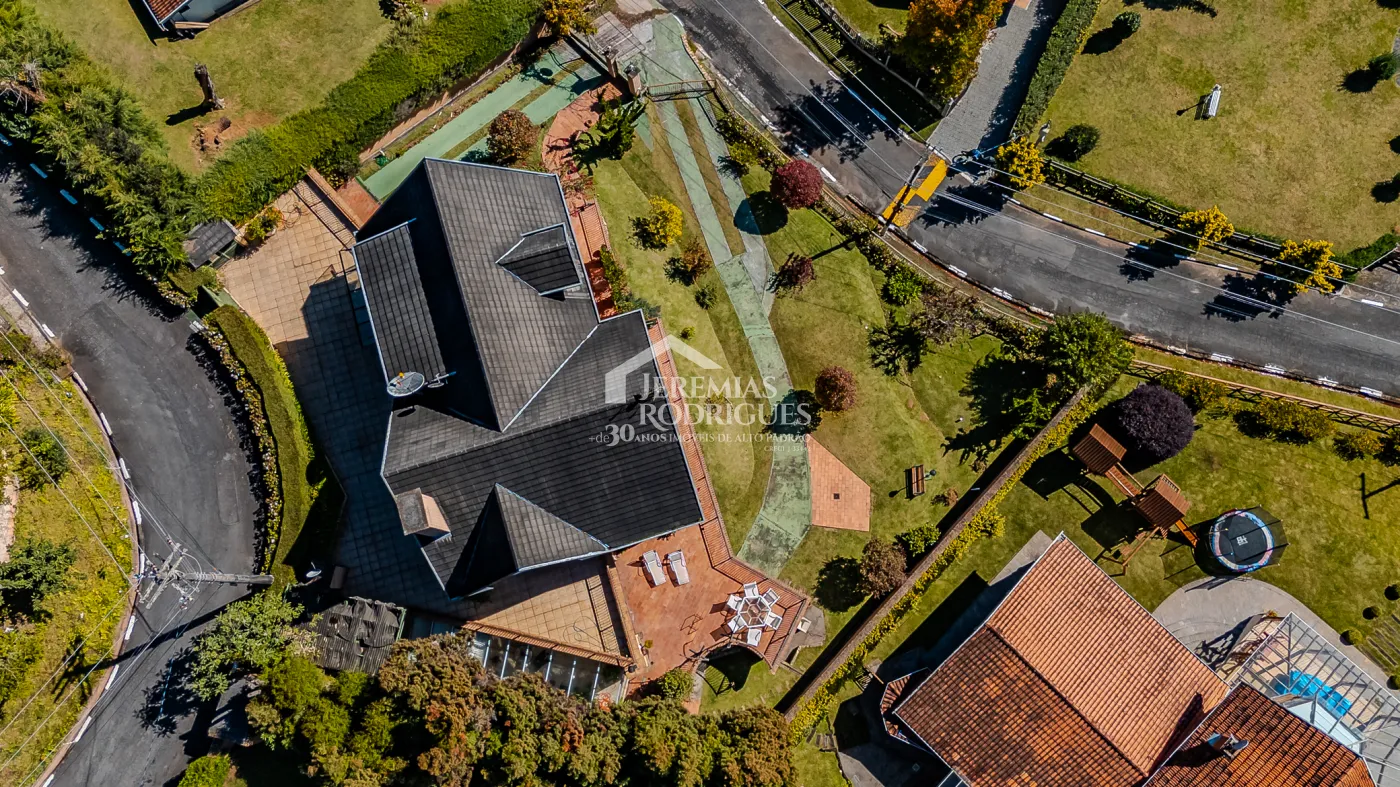 Casa para venda e locação com 5 suítes no Jardim Véu da Noiva em Campos do Jordão/SP