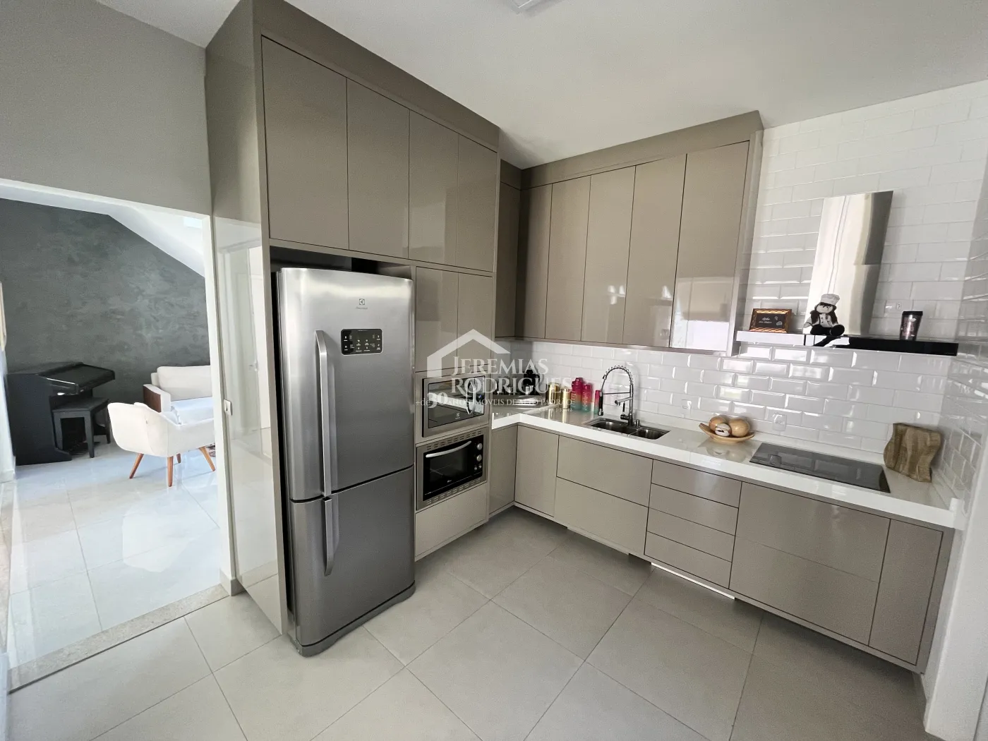 Casa assobradada à venda com 3 suítes no Condomínio Morada do Visconde em Tremembé /SP.