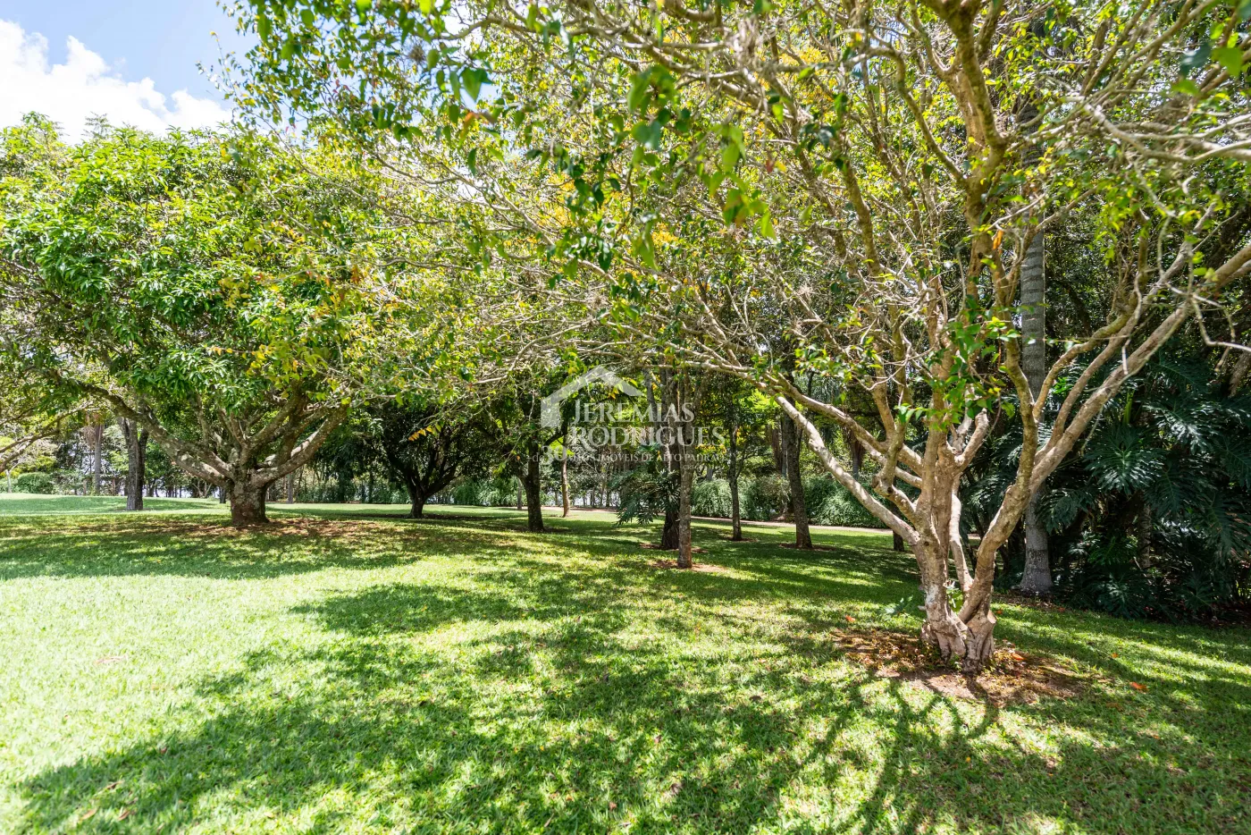 Sitio com 9 suítes, 2.600 m² - Piracaia/SP.