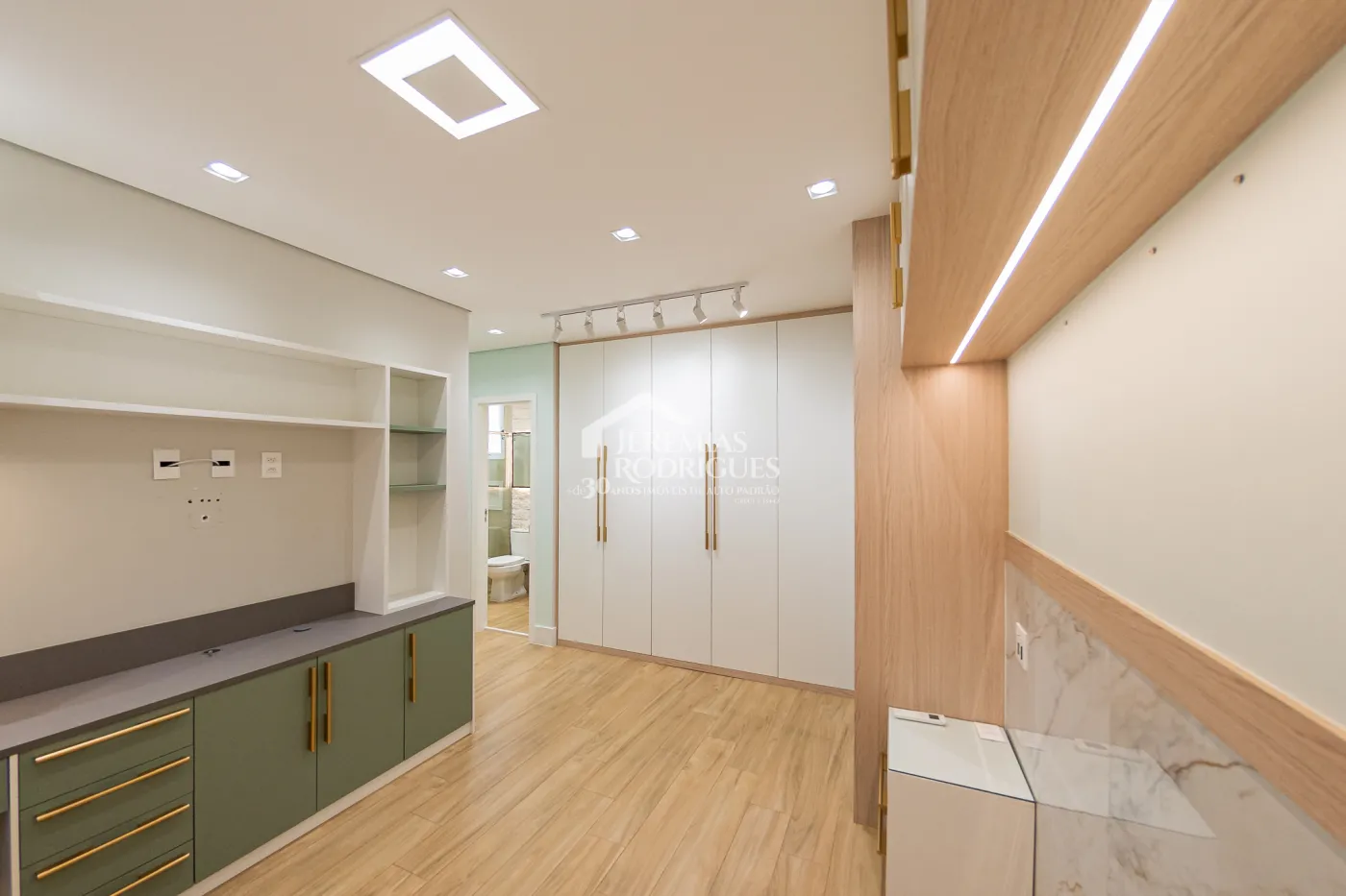 Apartamento à venda com 3 dormitórios, 98 m² no Edifício Bauhaus em Pindamonhangaba/SP.