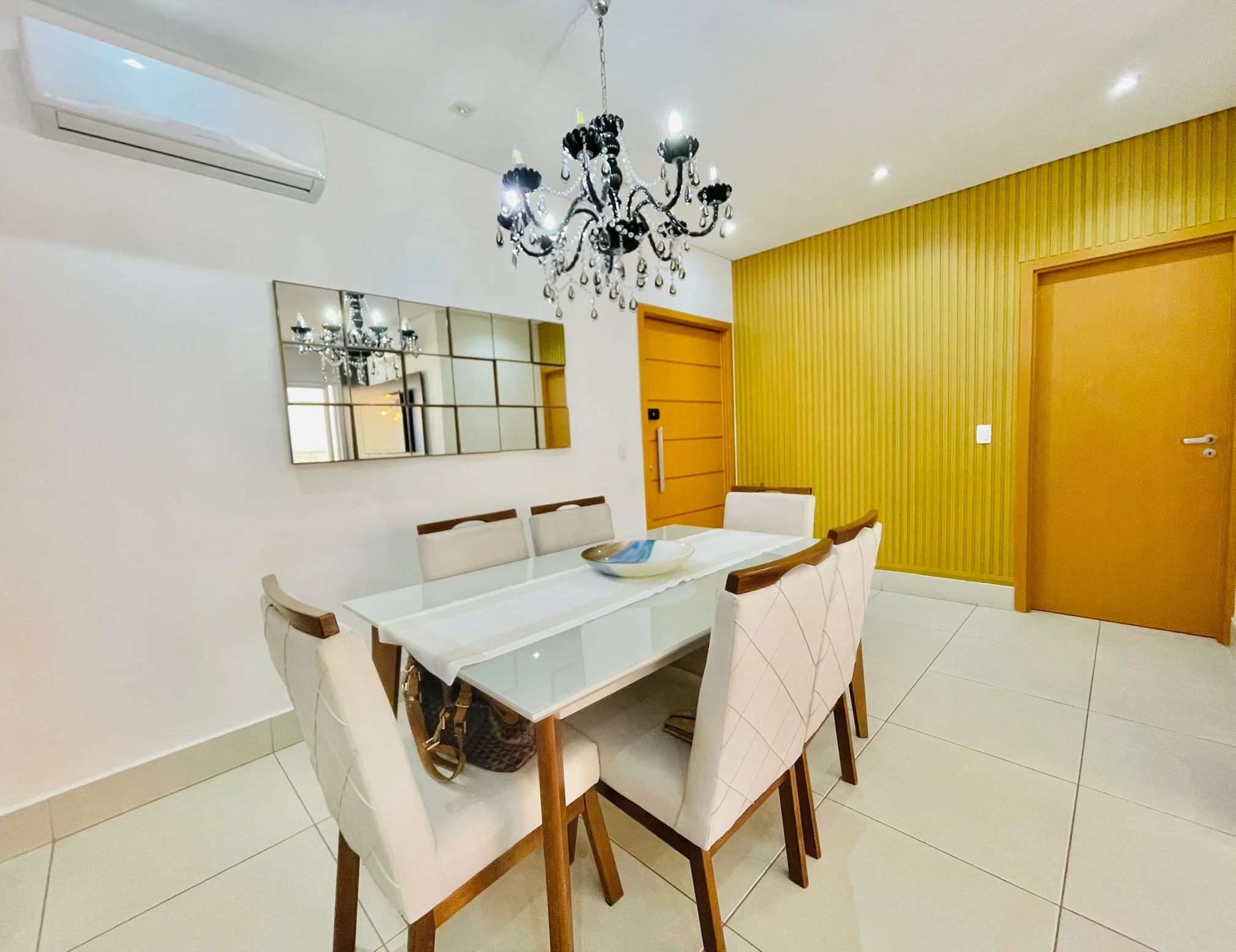 Apartamento à venda com 3 suítes no Condomínio Renaissance em Taubaté/SP. 