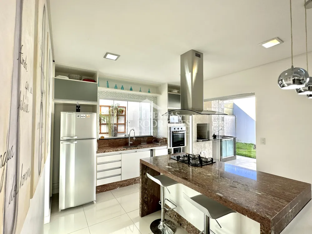 Casa mobiliada para locação no Condomínio Campos do Conde I em Tremembé/SP. 