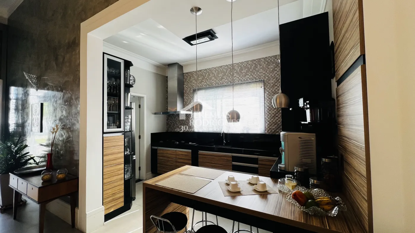 Casa à venda com 3 suítes no Condomínio Campos do Conde II Chambord em Tremembé/SP