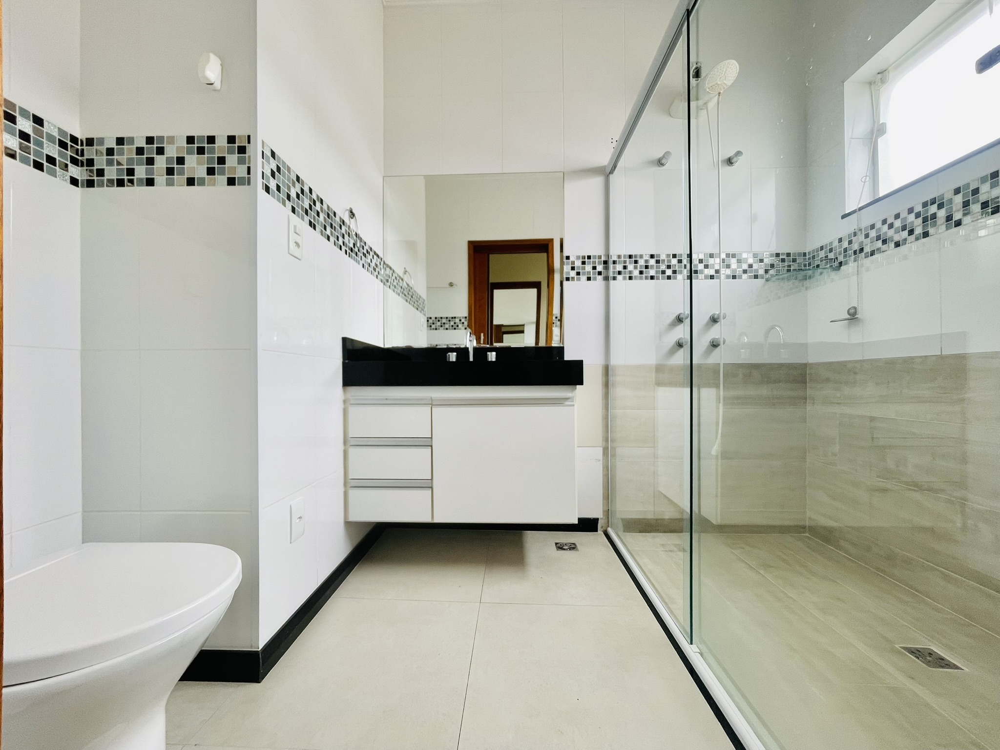 Casa para locação com 4 dormitórios no Condomínio Campos do Conde II em Tremembé/SP.