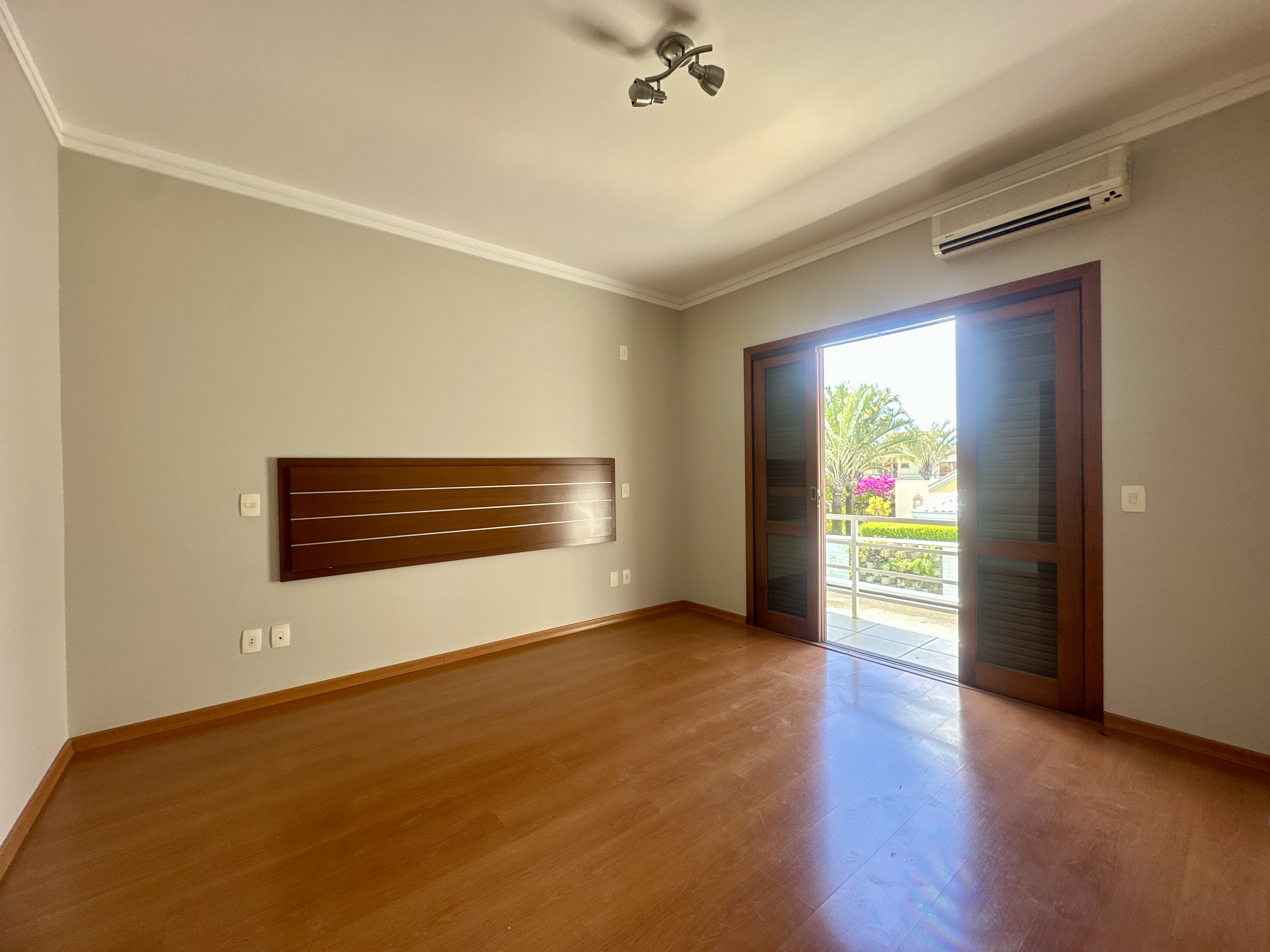 Casa para locação com 3 suítes no Condomínio Taubaté Village em Taubaté/SP. 