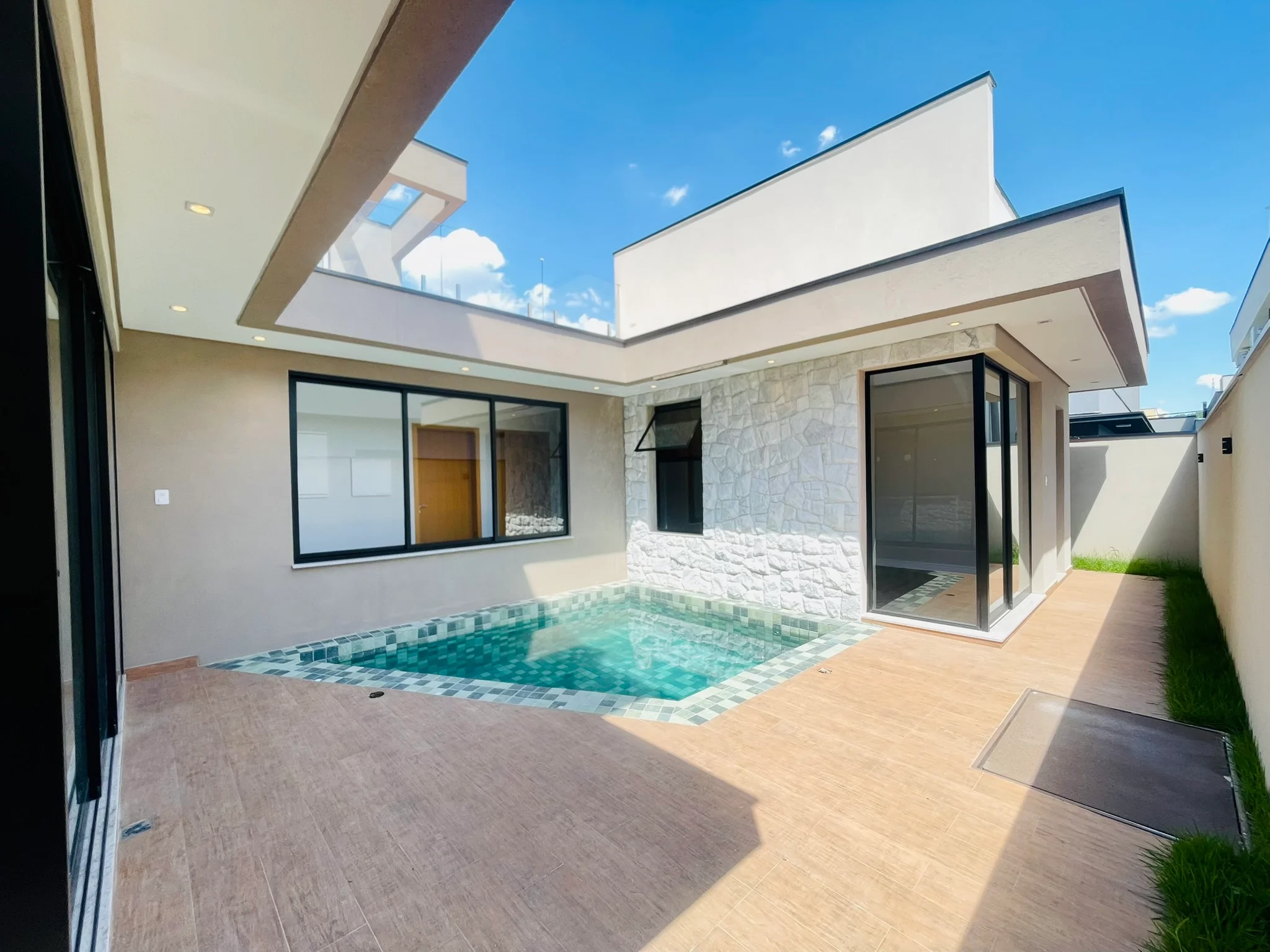 Casa para venda e locação com 3 dormitórios no Condomínio Terras do Vale em Caçapava/SP. 