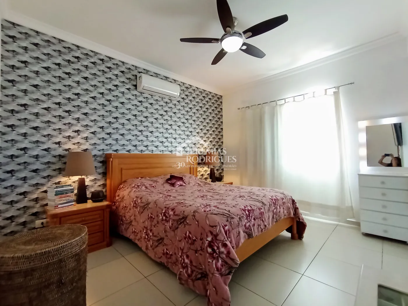 Casa assobradada com 3 suítes - Condomínio Jardim Oásis - Taubaté/SP.