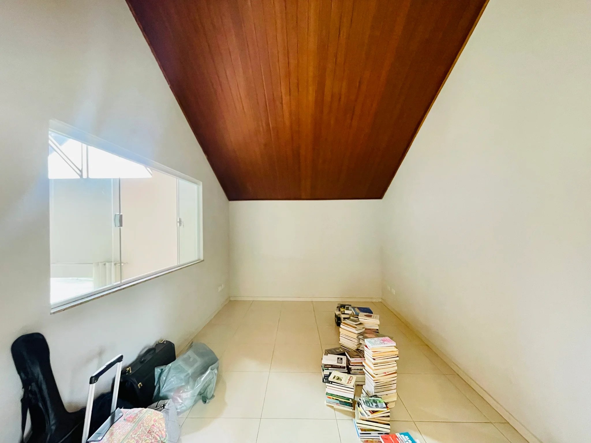 Casa à venda com 3 dormitórios no Condomínio Campos do Conde II em Tremembé/SP. 