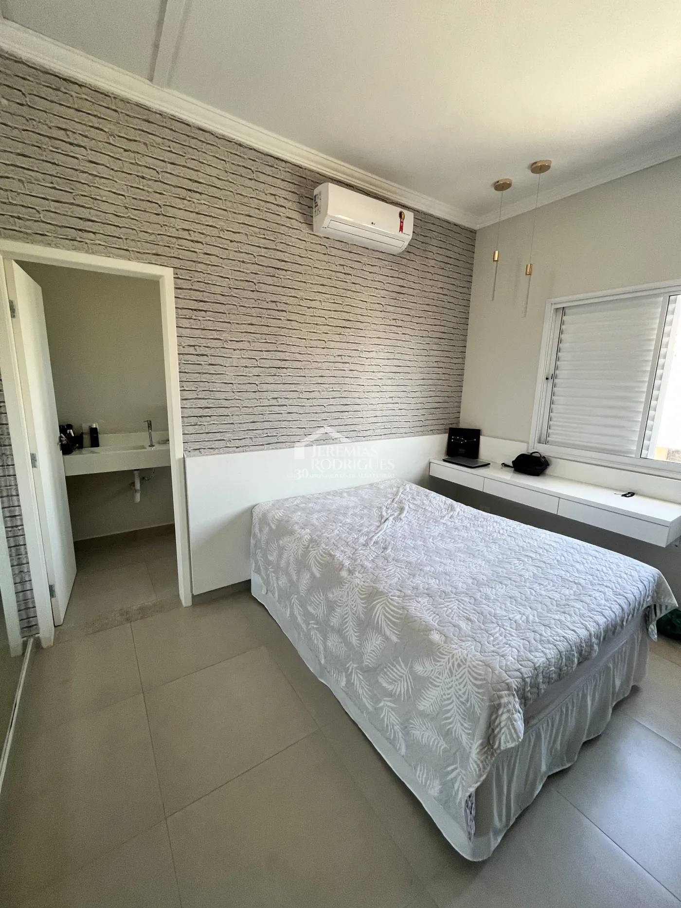 Casa assobradada à venda com 3 suítes no Condomínio Morada do Visconde em Tremembé /SP.