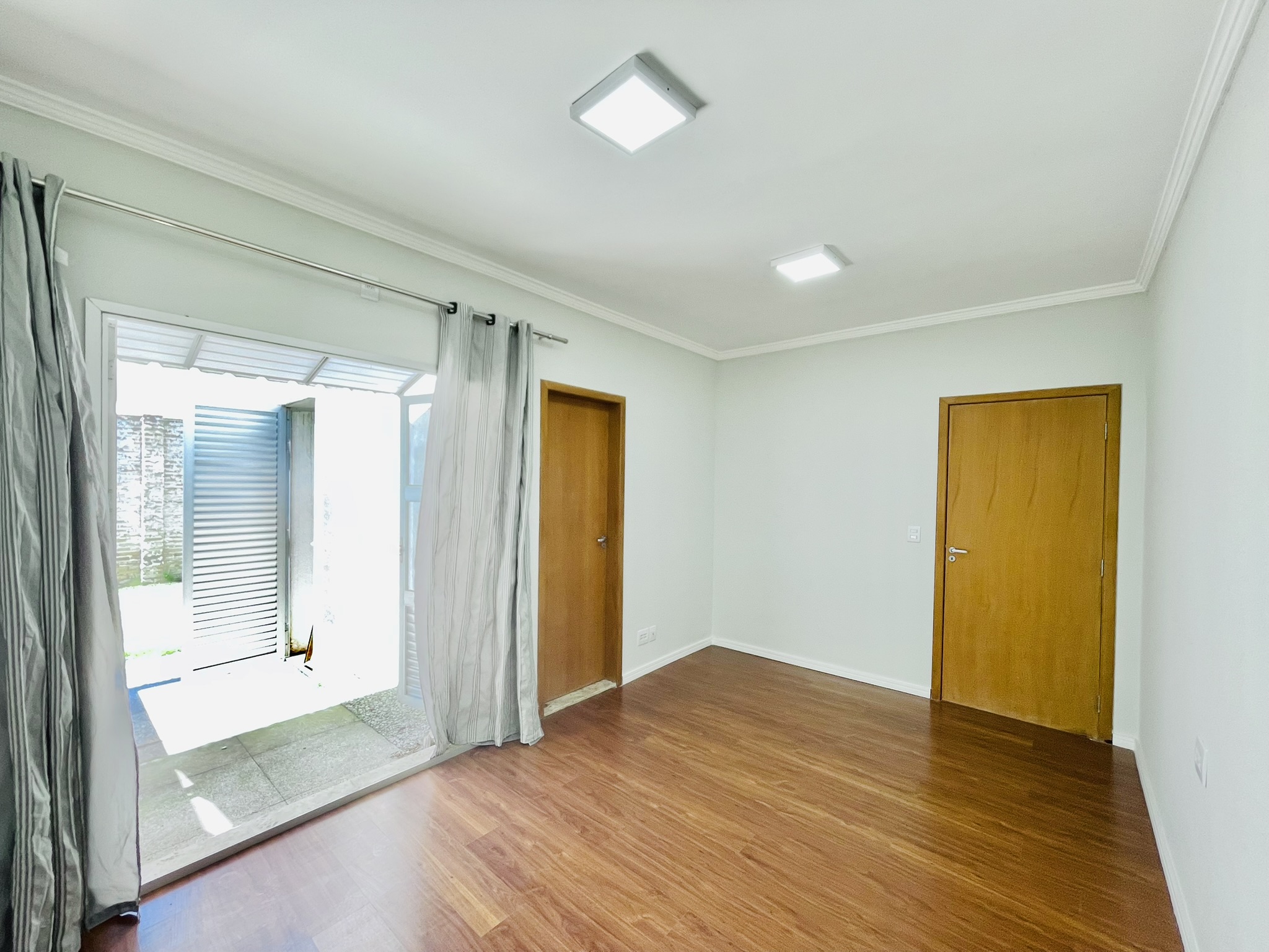 Casa à venda com 3 suítes no Condomínio Campos do Conde II em Tremembé/SP.