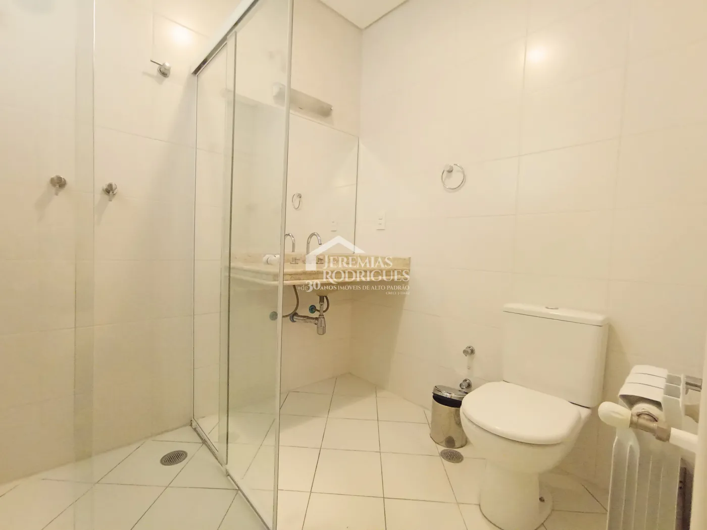 Apartamento duplex à venda com 4 suítes, 401 m² no Condomínio Chateau D Amboise em Campos do Jordão/SP.