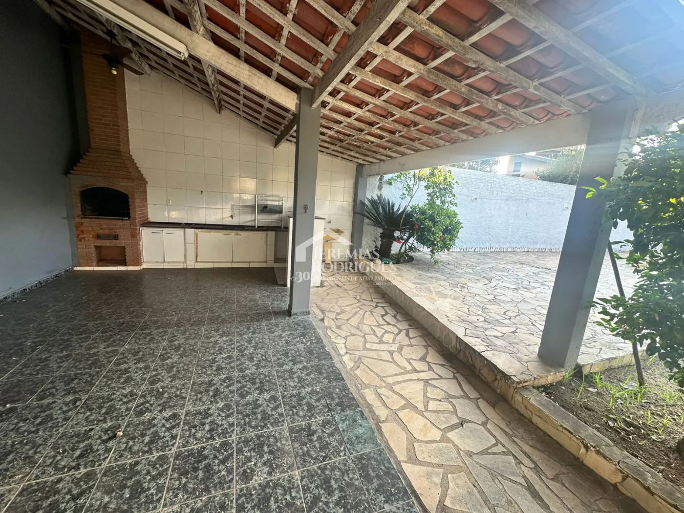 Casa para venda e locação com 3 dormitórios no bairro Jardim Residencial Doutor Lessa em Pindamonhangaba/SP