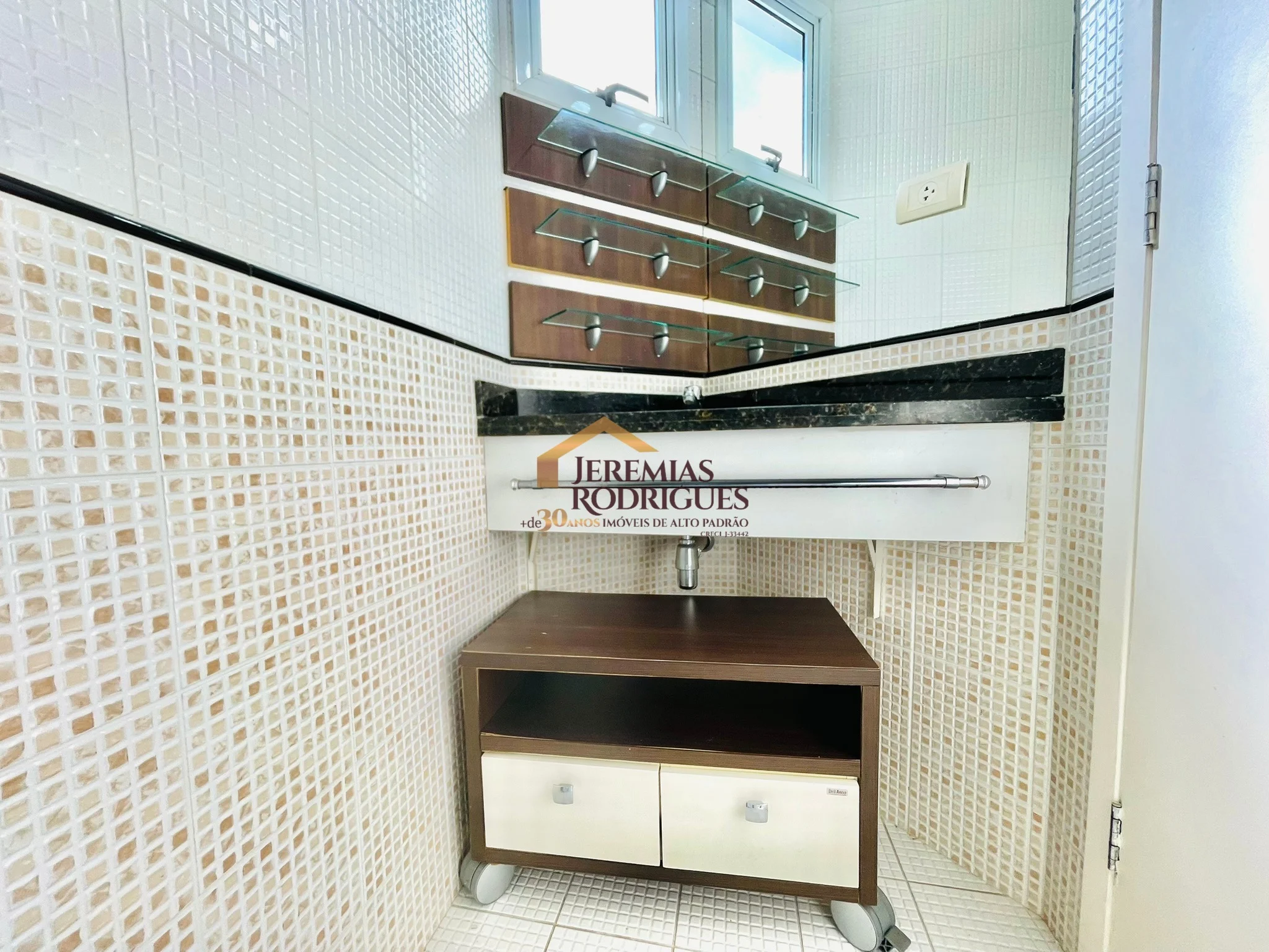 Cobertura Duplex semimobiliada para locação no Edifício Village Towers em Taubaté/SP.