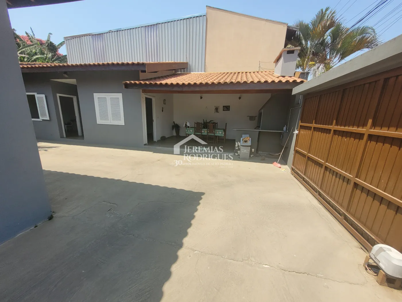 Casa para venda e locação com 3 dormitórios no Parque São Domingos em Pindamonhangaba/SP.