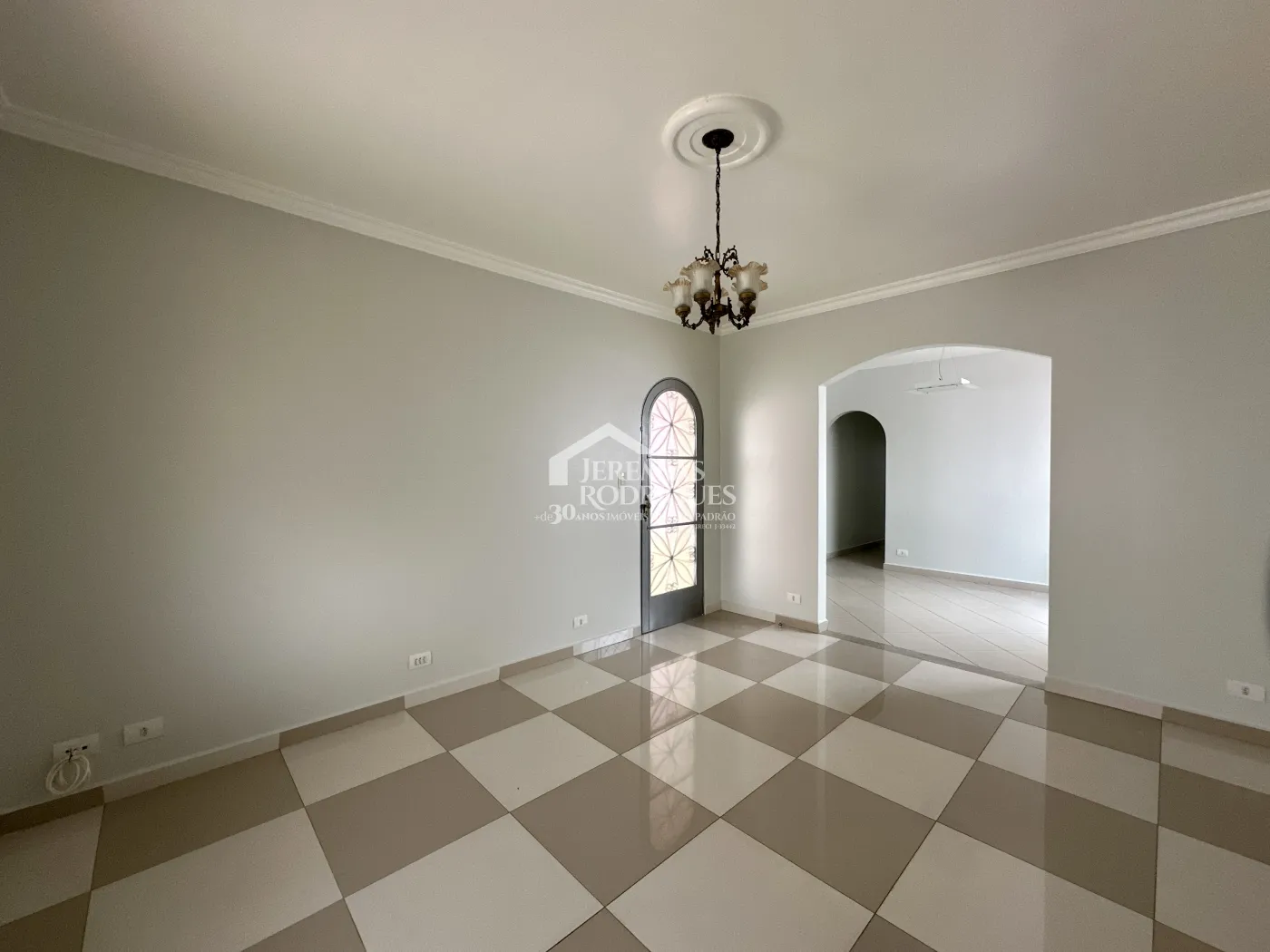 Casa para locação com 3 dormitórios no bairro Jardim Garcez em Taubaté/SP. 