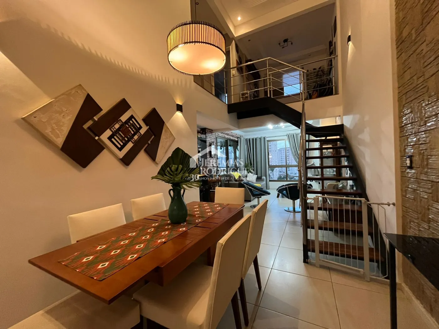 Apartamento duplex à venda com 2 dormitórios, 107 m² no Edifício Jabuticabeiras em Taubaté/SP.