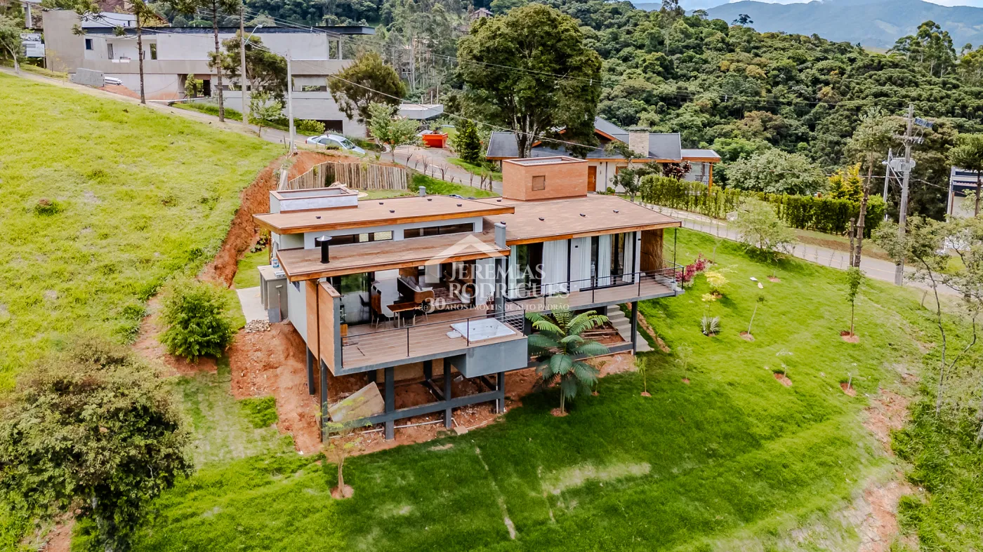 Casa à venda térrea com 2 suítes no Condomínio Parque da Mantiqueira em Santo Antônio do Pinhal/SP.