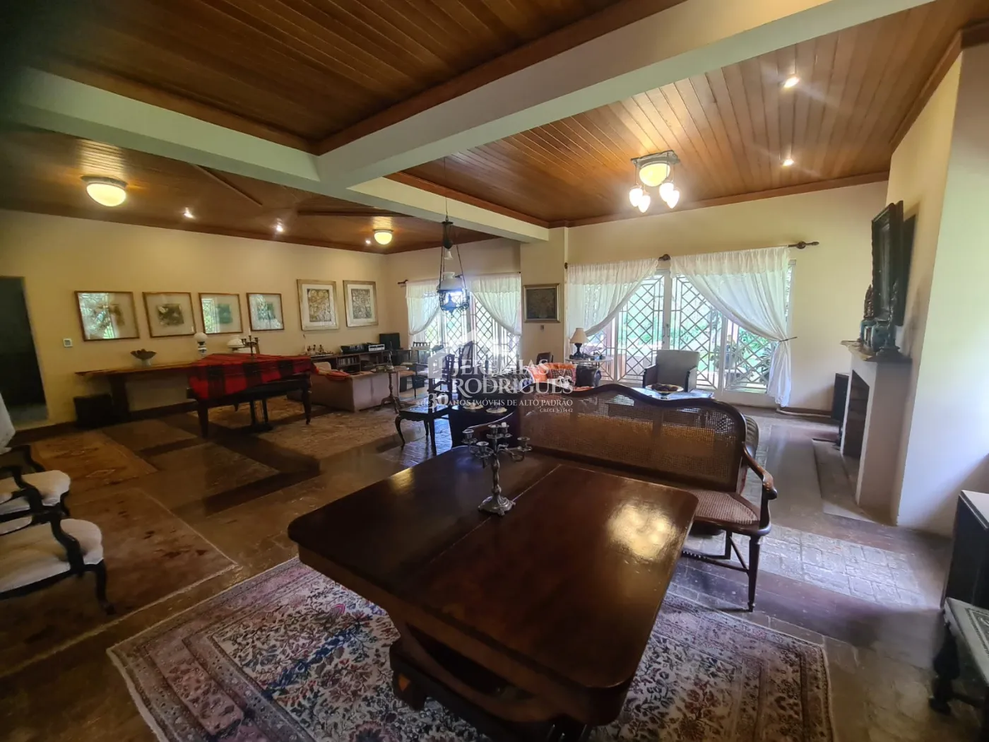 Casa à venda com 4 suítes no bairro Descansópolis em Campos do Jordão/SP.