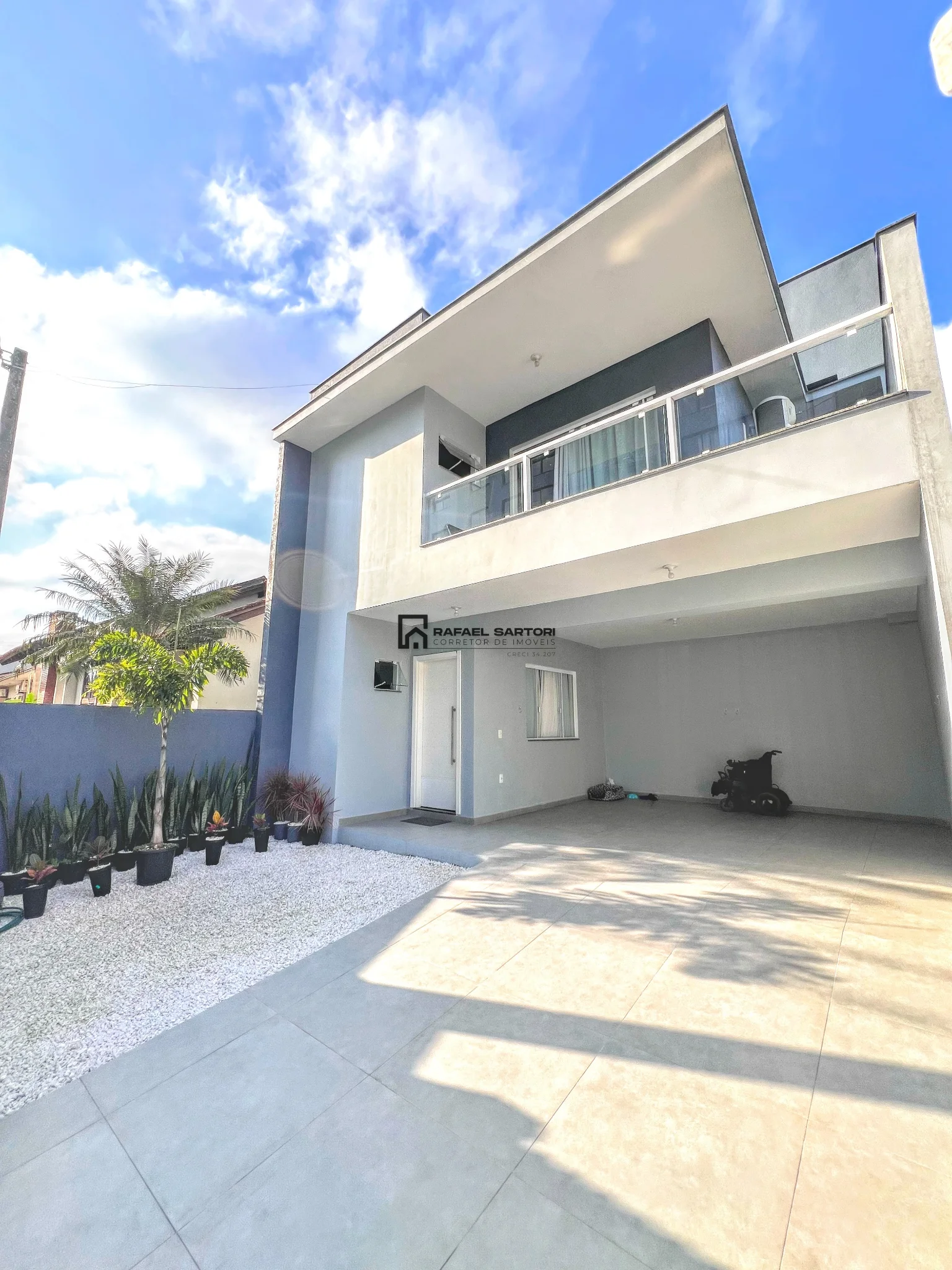 CASA EM MEIO LOTE NO CENTRO