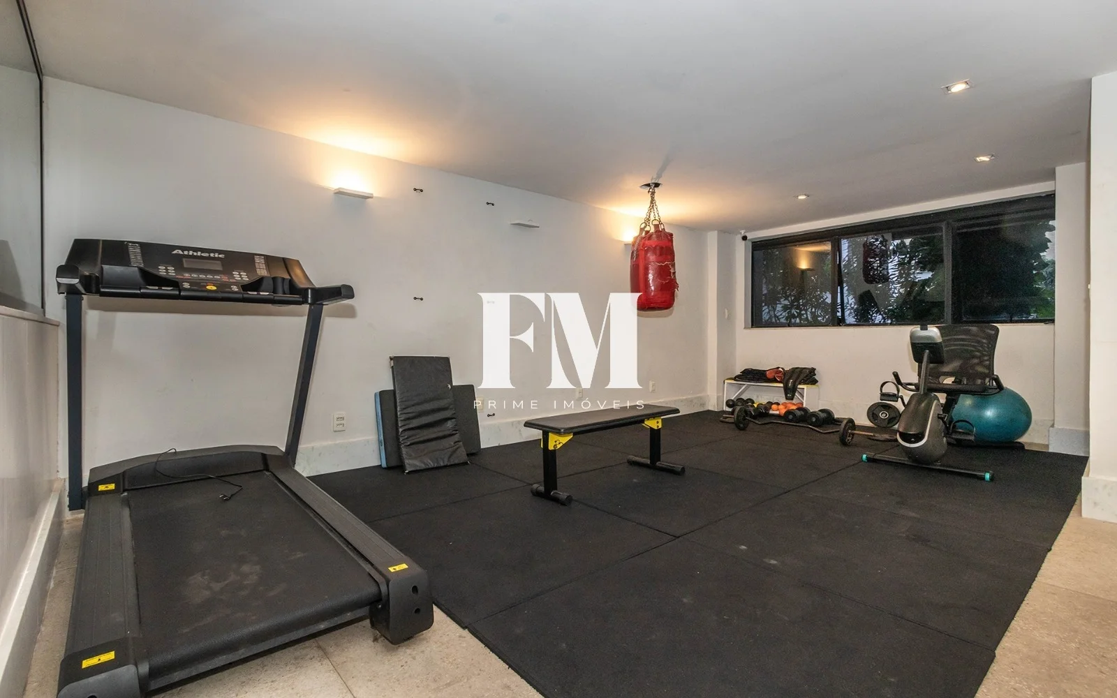 Leblon | Rua Aperana | 2 Quartos (1 Suíte) | 79m² com Varanda e Vaga a Poucos Metros da Praia - foto 39