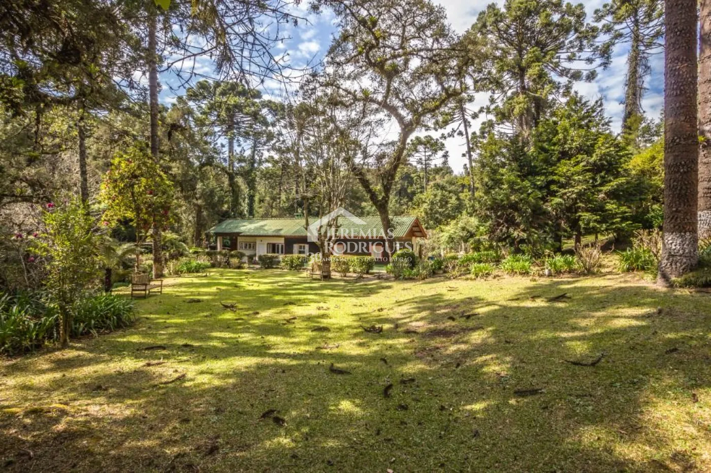 Casa à venda com 5 dormitórios no Jardim Embaixador em Campos do Jordão/SP