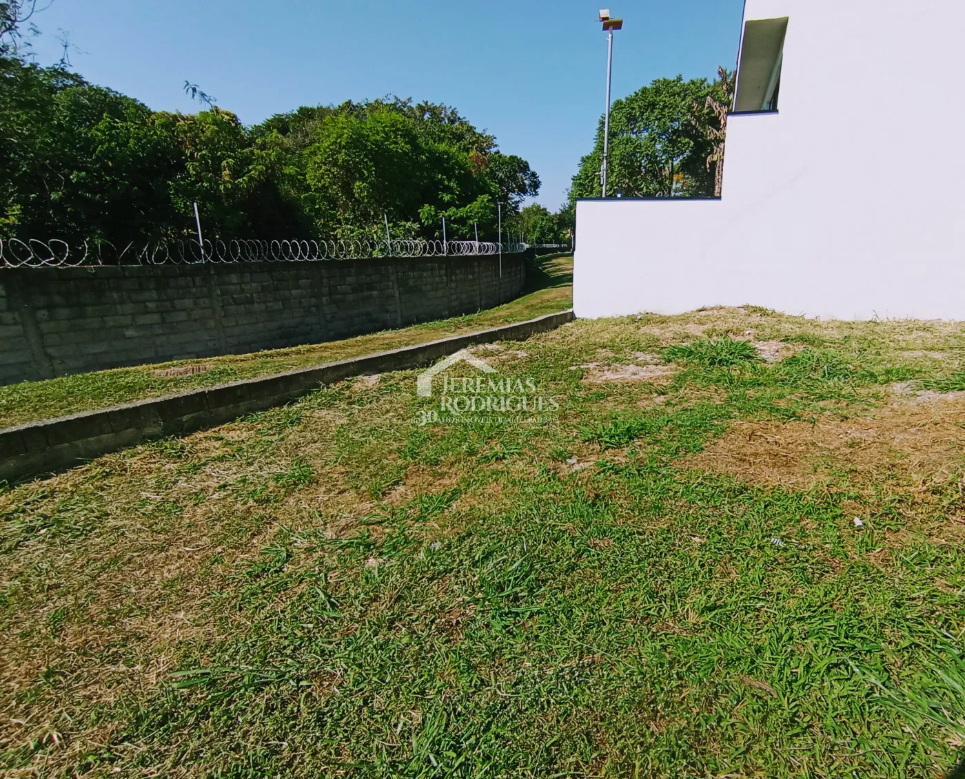 Terreno à venda com 332 m² no Condomínio Parque das Araucárias, em Tremembé/SP.
