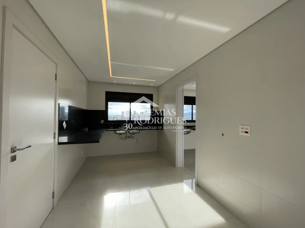 Apartamento com 3 suítes, 211 m² no Edifício Europa em Taubaté/SP