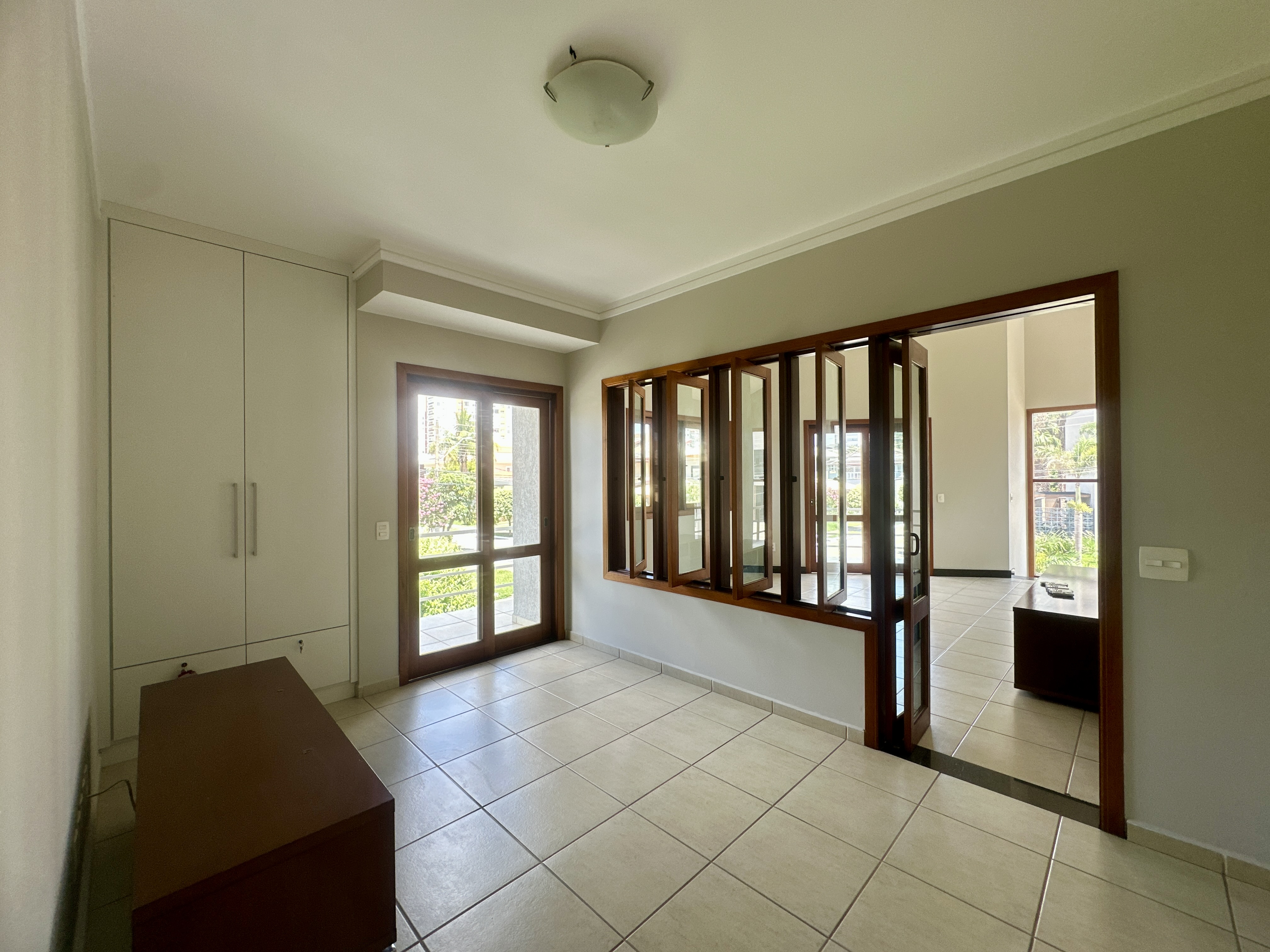 Casa para locação com 3 suítes no Condomínio Taubaté Village em Taubaté/SP. 