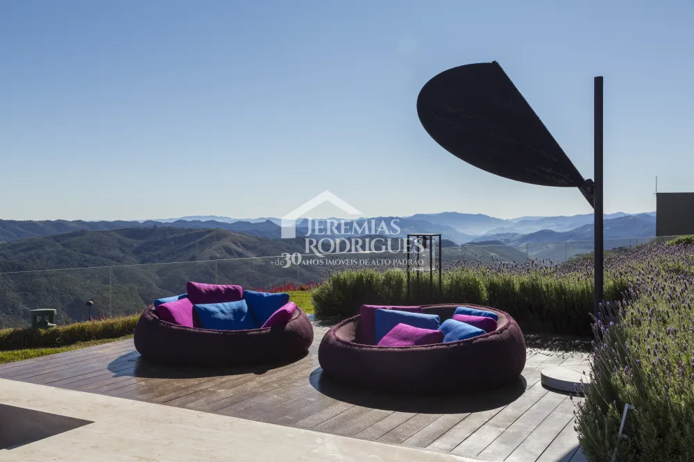 Mansão à venda no Condomínio Pedra do Fogo em Campos do Jordão/SP. 